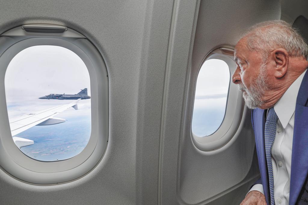 Foto 2 de 6 — Veja fotos da visita de Lula na Embraer de Gavião Peixoto